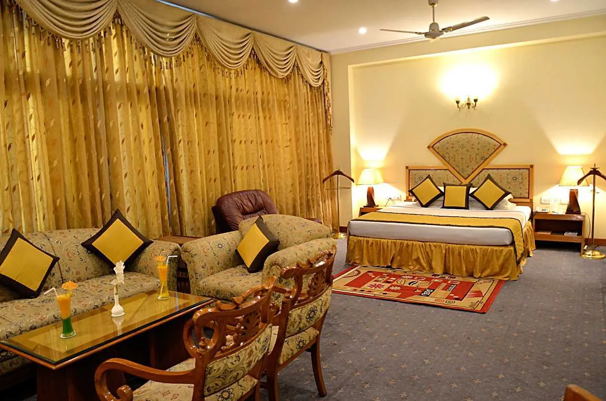 ורנאסי Hotel Meraden Grand 4*,