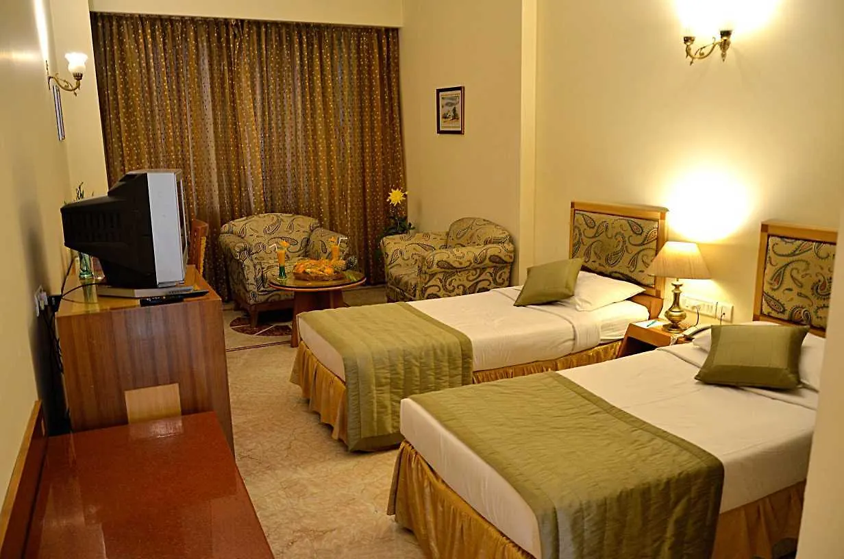 ורנאסי Hotel Meraden Grand