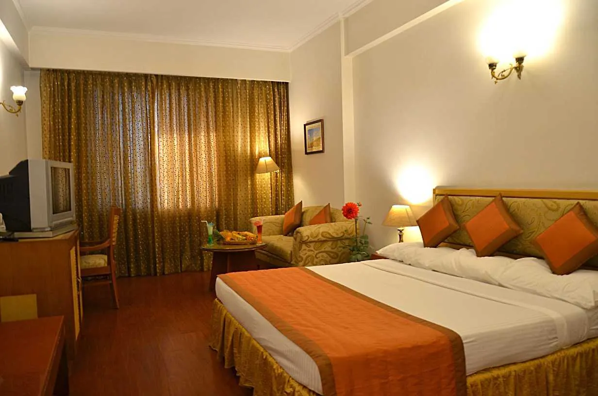 ורנאסי Hotel Meraden Grand