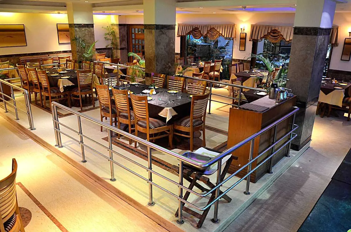 ורנאסי Hotel Meraden Grand
